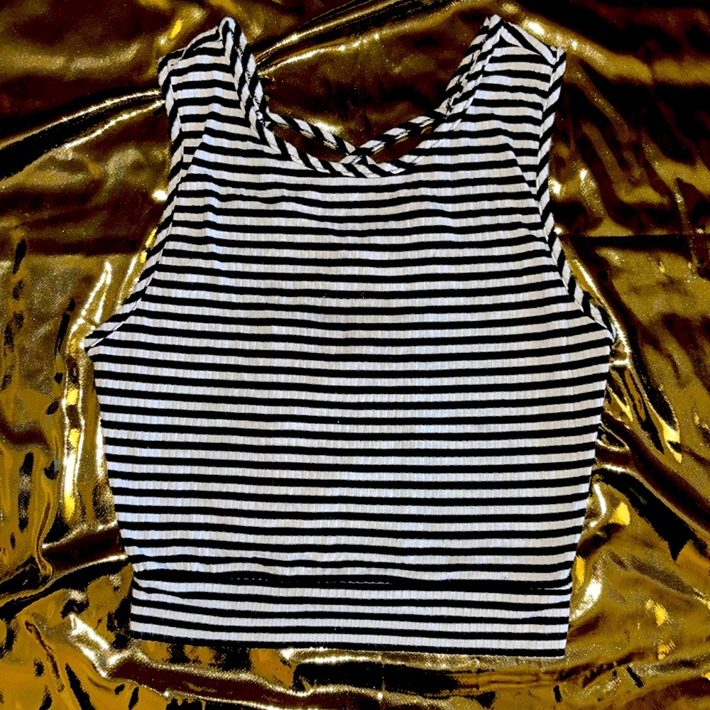 Col story crop top black & white strips